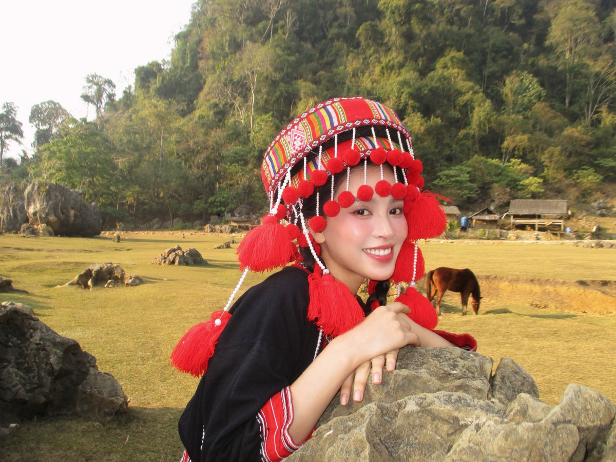 Xuất hiện trong loạt ảnh mới giữa không gian thiên nhiên hùng vĩ, Hoa hậu Trần Tiểu Vy gây ấn tượng mạnh khi khoác lên mình trang phục dân tộc rực rỡ sắc màu. Nhan sắc trong trẻo, thần thái dịu dàng cùng vẻ đẹp hài hòa giúp nàng hậu tỏa sáng theo cách rất riêng, vừa truyền thống vừa hiện đại.