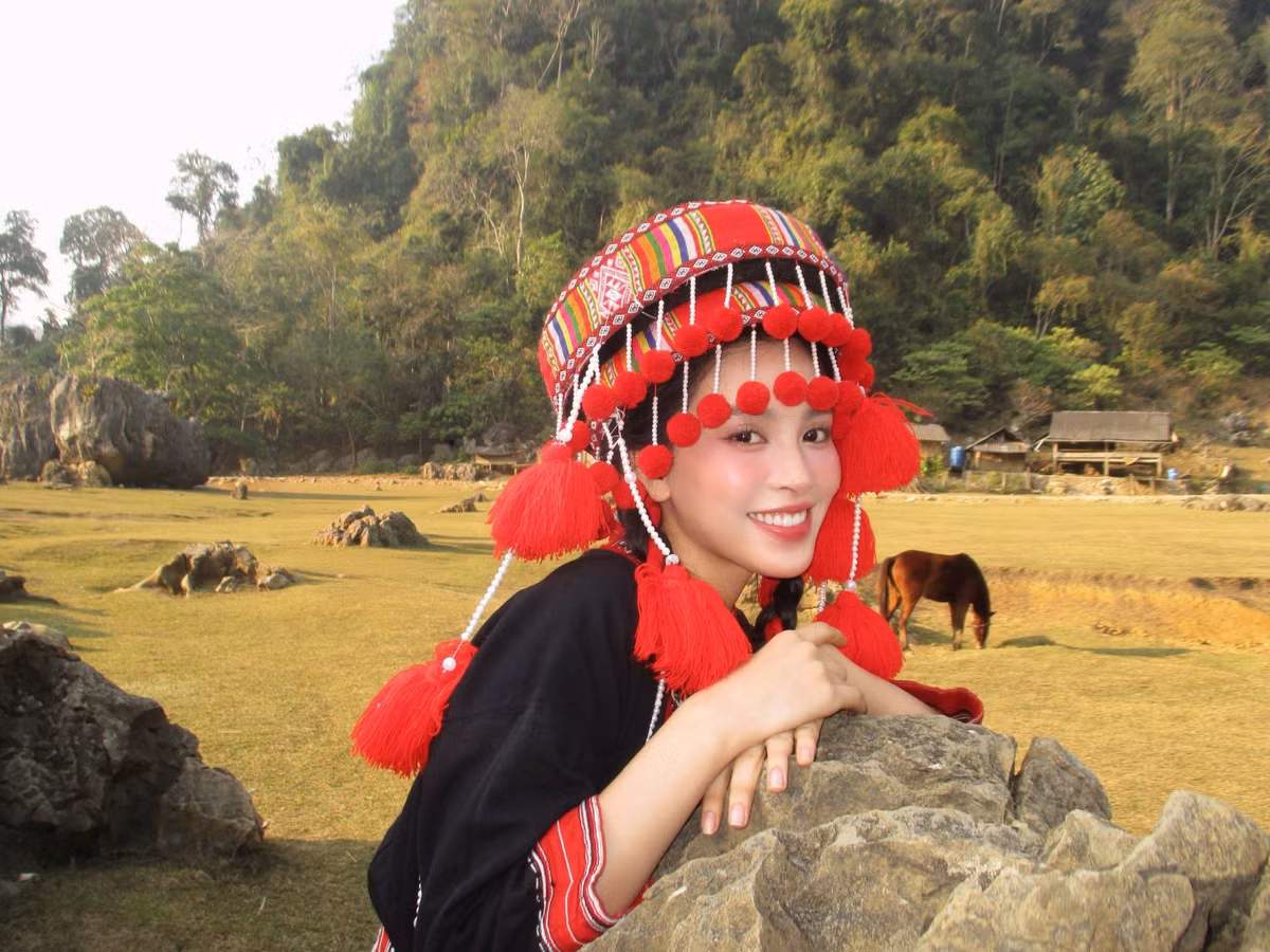 Xuất hiện trong loạt ảnh mới giữa không gian thiên nhiên hùng vĩ, Hoa hậu Trần Tiểu Vy gây ấn tượng mạnh khi khoác lên mình trang phục dân tộc rực rỡ sắc màu. Nhan sắc trong trẻo, thần thái dịu dàng cùng vẻ đẹp hài hòa giúp nàng hậu tỏa sáng theo cách rất riêng, vừa truyền thống vừa hiện đại.