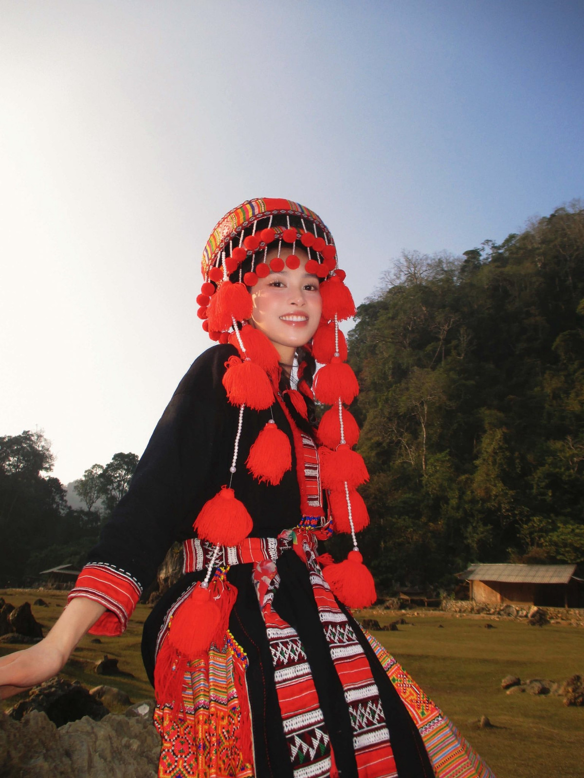 Từng chi tiết thủ công tinh xảo kết hợp cùng không gian núi rừng, bãi cỏ và đá tự nhiên tạo nên một tổng thể đậm chất văn hóa, giàu bản sắc.