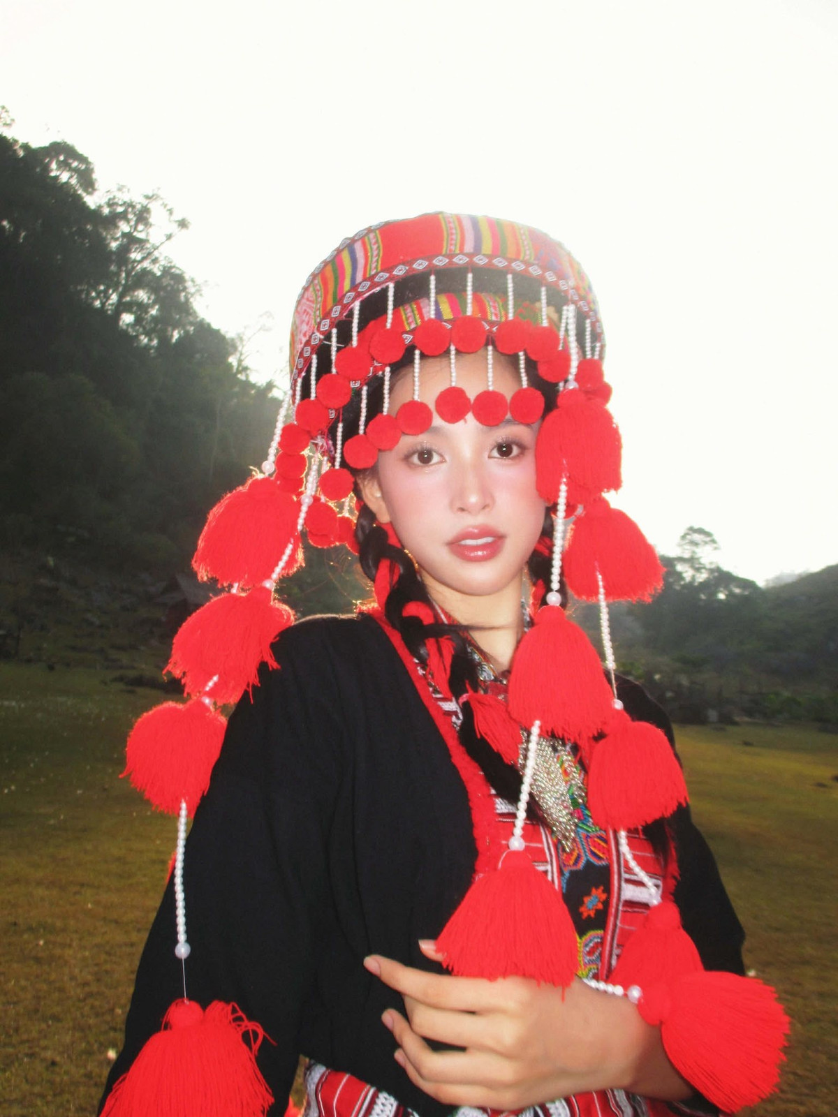 Nụ cười rạng rỡ cùng ánh nhìn dịu dàng khiến hình ảnh của nàng hậu trở nên gần gũi, ấm áp, đúng tinh thần của một bộ ảnh tôn vinh vẻ đẹp truyền thống.