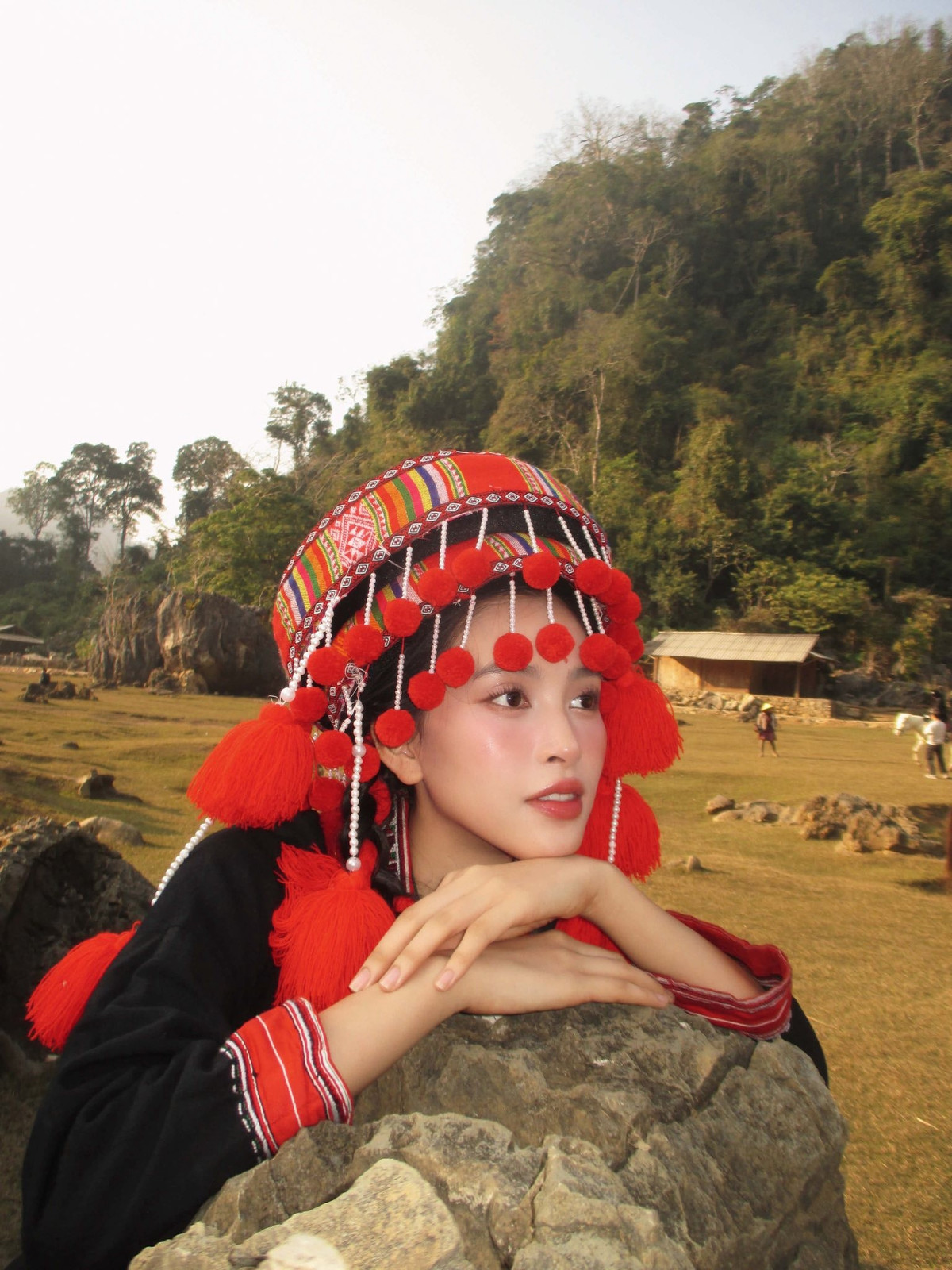 Trong bộ trang phục dân tộc nổi bật với tông đỏ chủ đạo, Trần Tiểu Vy ghi điểm nhờ vẻ đẹp thuần khiết, trong veo. Chiếc mũ đội đầu cầu kỳ với họa tiết thổ cẩm, chuỗi hạt trắng và những chùm tua rua đỏ rực không chỉ tạo điểm nhấn thị giác mạnh mẽ mà còn làm nổi bật gương mặt thanh tú của nàng hậu.