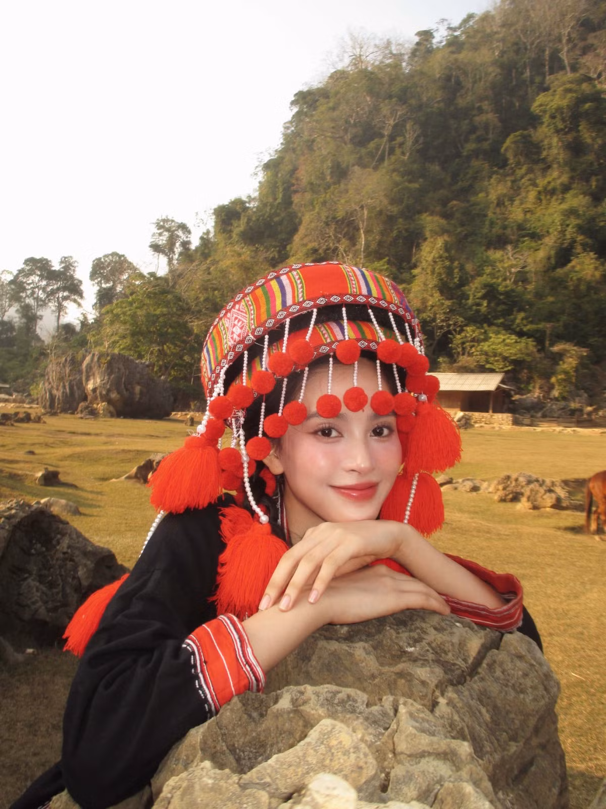 Ở những khung hình cận cảnh, Tiểu Vy gây ấn tượng bởi làn da mịn màng, đôi mắt to tròn, sống mũi cao và đường nét khuôn mặt hài hòa. Lối trang điểm nhẹ nhàng, tôn làn da tự nhiên giúp cô giữ được vẻ đẹp thuần khiết, trong trẻo.