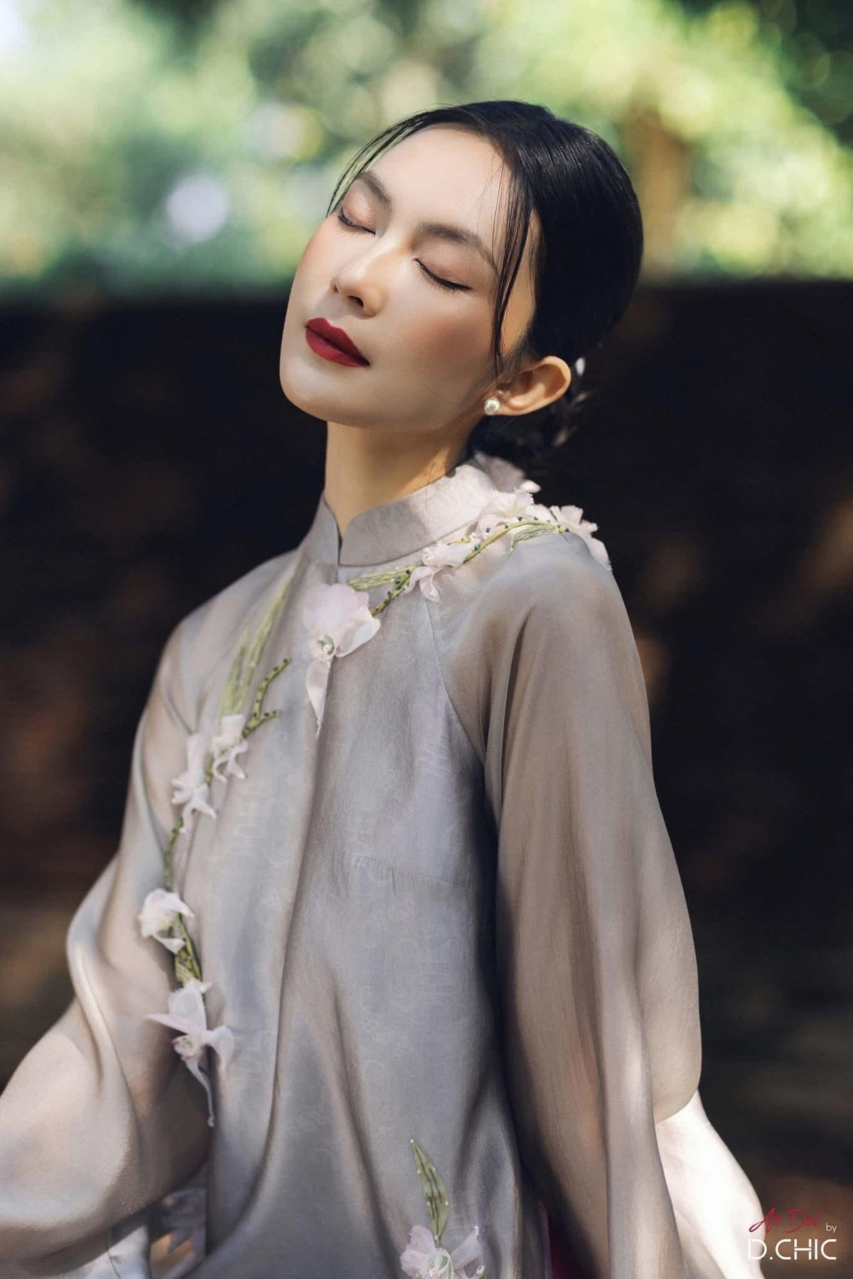 Helly Tống tên thật là Tống Khánh Linh, từng theo học tại Đại học Macquarie (Úc). Trước khi trở thành doanh nhân, cô từng là cái tên gây sốt trong cộng đồng giới trẻ Sài Gòn.