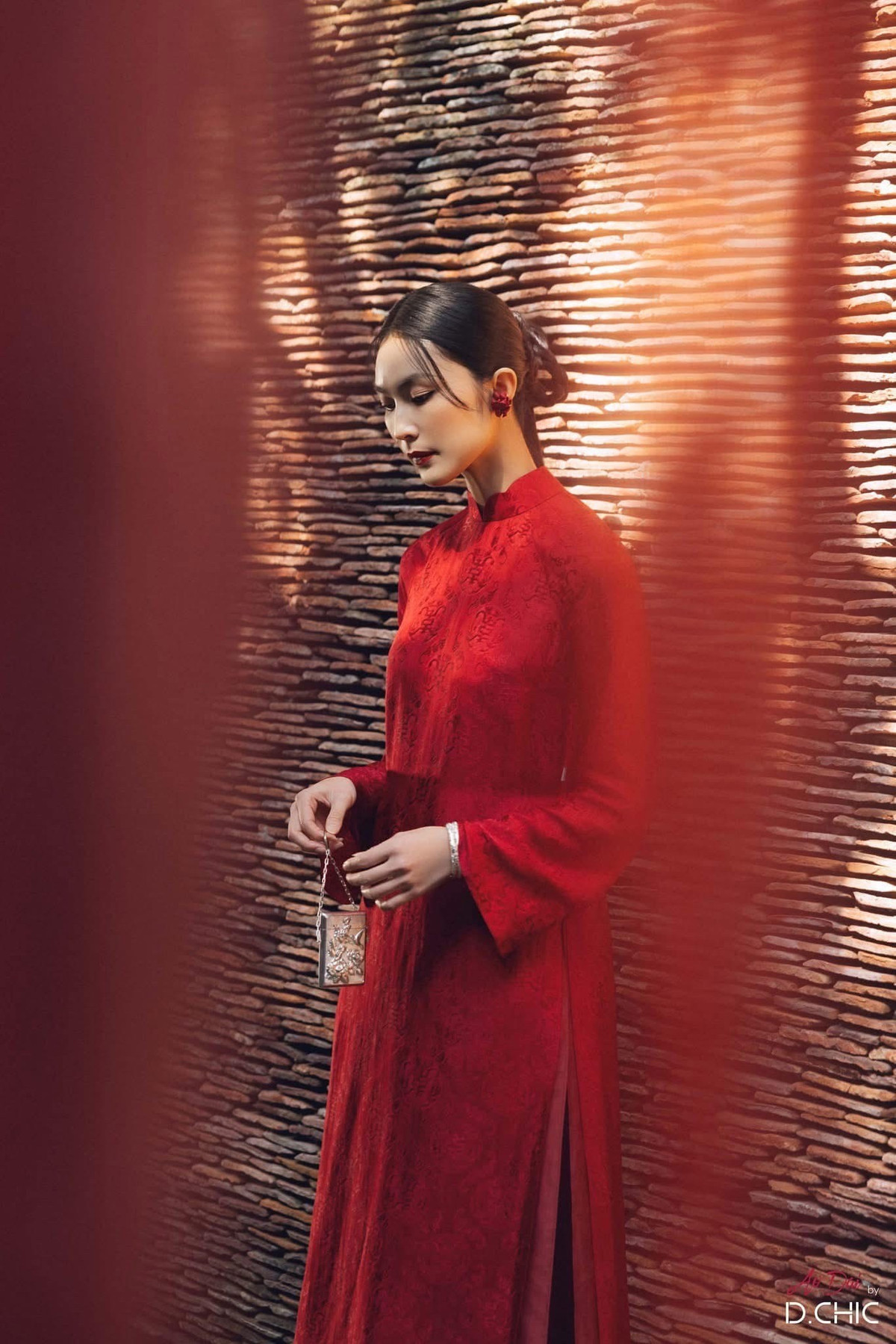 Với gương mặt đẹp sắc sảo, vóc dáng thanh mảnh cùng phong cách thời trang sang trọng, Helly nhanh chóng trở thành hot girl – fashionista được săn đón.