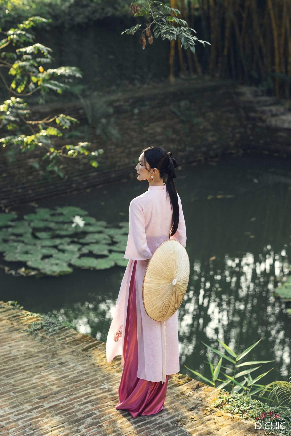 Không chỉ “gây thương nhớ” bởi ngoại hình, Helly Tống còn chinh phục giới mộ điệu bằng tinh thần thời trang rất riêng: tối giản, thanh lịch, chuẩn mực mà vẫn đầy cảm hứng.