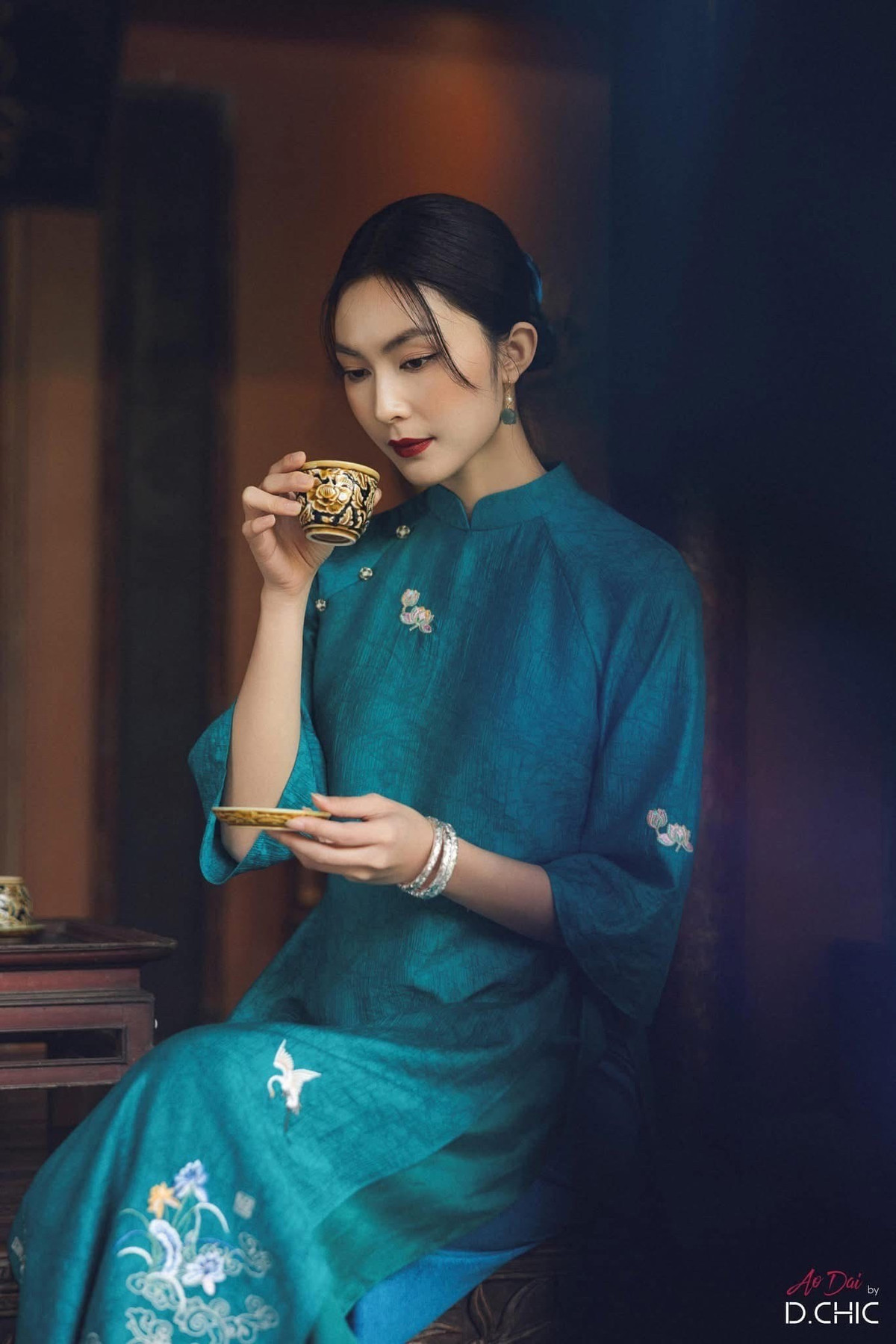 Mỗi lần xuất hiện trong tà áo dài Việt, Helly Tống (Tống Khánh Linh) lại khiến công chúng không khỏi xao xuyến. Vẻ đẹp trang nhã, kiêu kỳ nhưng vẫn rất đỗi dịu dàng của nàng fashionista thế hệ mới dường như được tôn lên hoàn hảo trong những thiết kế truyền thống.