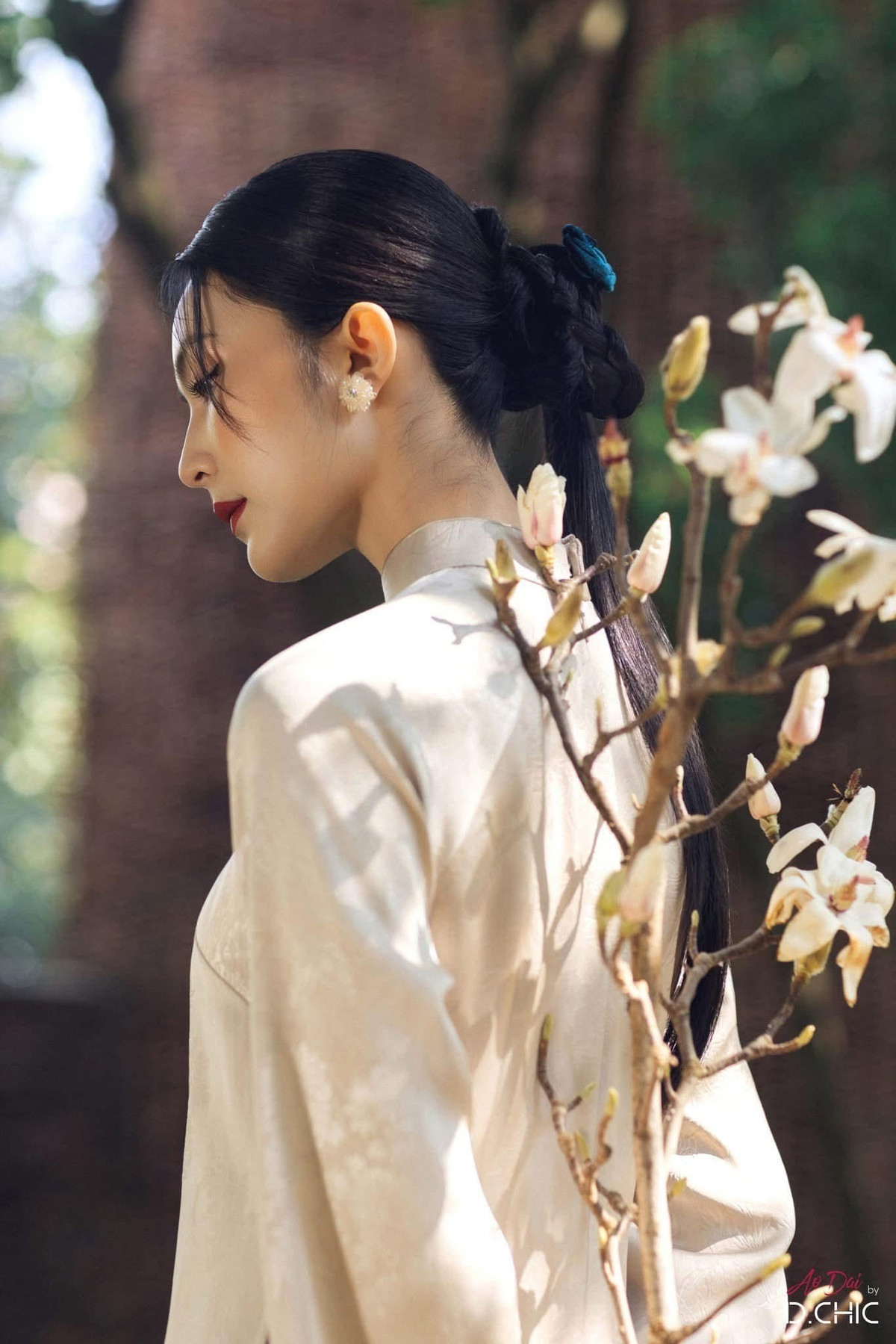 Ở mỗi bộ ảnh áo dài, Helly Tống đều mang đến cảm giác nhẹ nhàng, tinh khiết. Gương mặt sắc sảo, sống mũi cao, bờ môi chúm chím cùng ánh mắt sâu hút giúp cô toát lên nét đẹp chuẩn Á Đông.