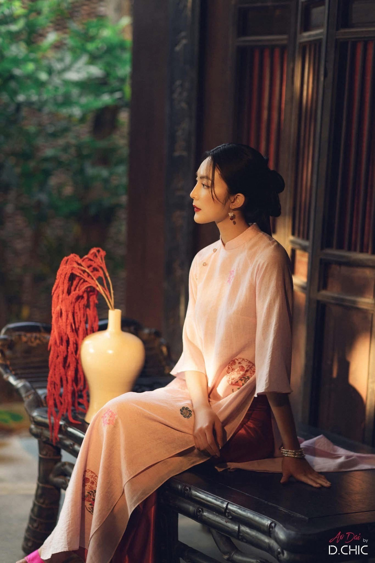 Không quá khi nhiều người nhận xét rằng, Helly Tống sinh ra là để diện áo dài – bởi mỗi lần cô khoác lên mình trang phục này là mỗi lần tôn vinh vẻ đẹp truyền thống một cách tinh tế và hoàn hảo nhất.