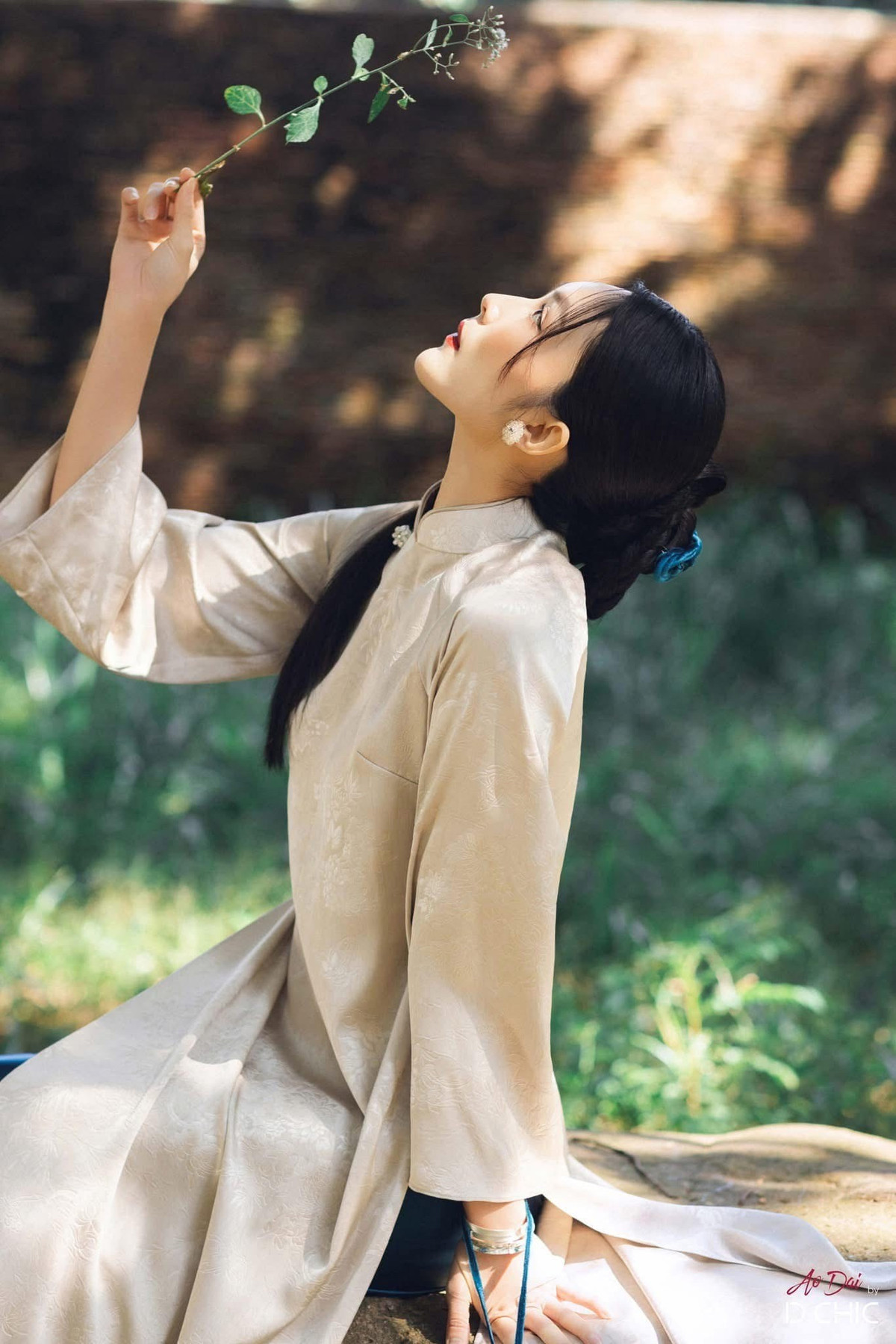 Không cần màu sắc rực rỡ hay chi tiết cầu kỳ, Helly Tống vẫn nổi bật nhờ khí chất thanh tao và thần thái cuốn hút – một vẻ đẹp rất “Helly”, rất Việt Nam, vừa hiện đại vừa truyền thống.