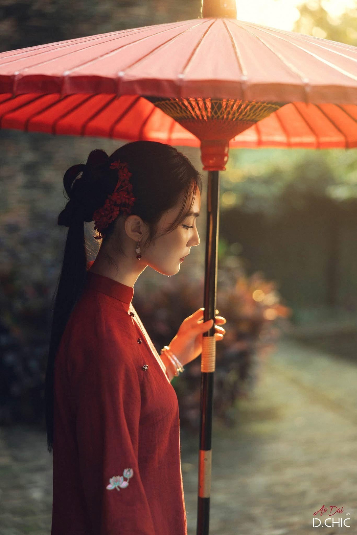 Mái tóc đen buông lơi, phong thái điềm tĩnh lại càng khiến hình ảnh của Helly trở nên đậm chất nghệ thuật.