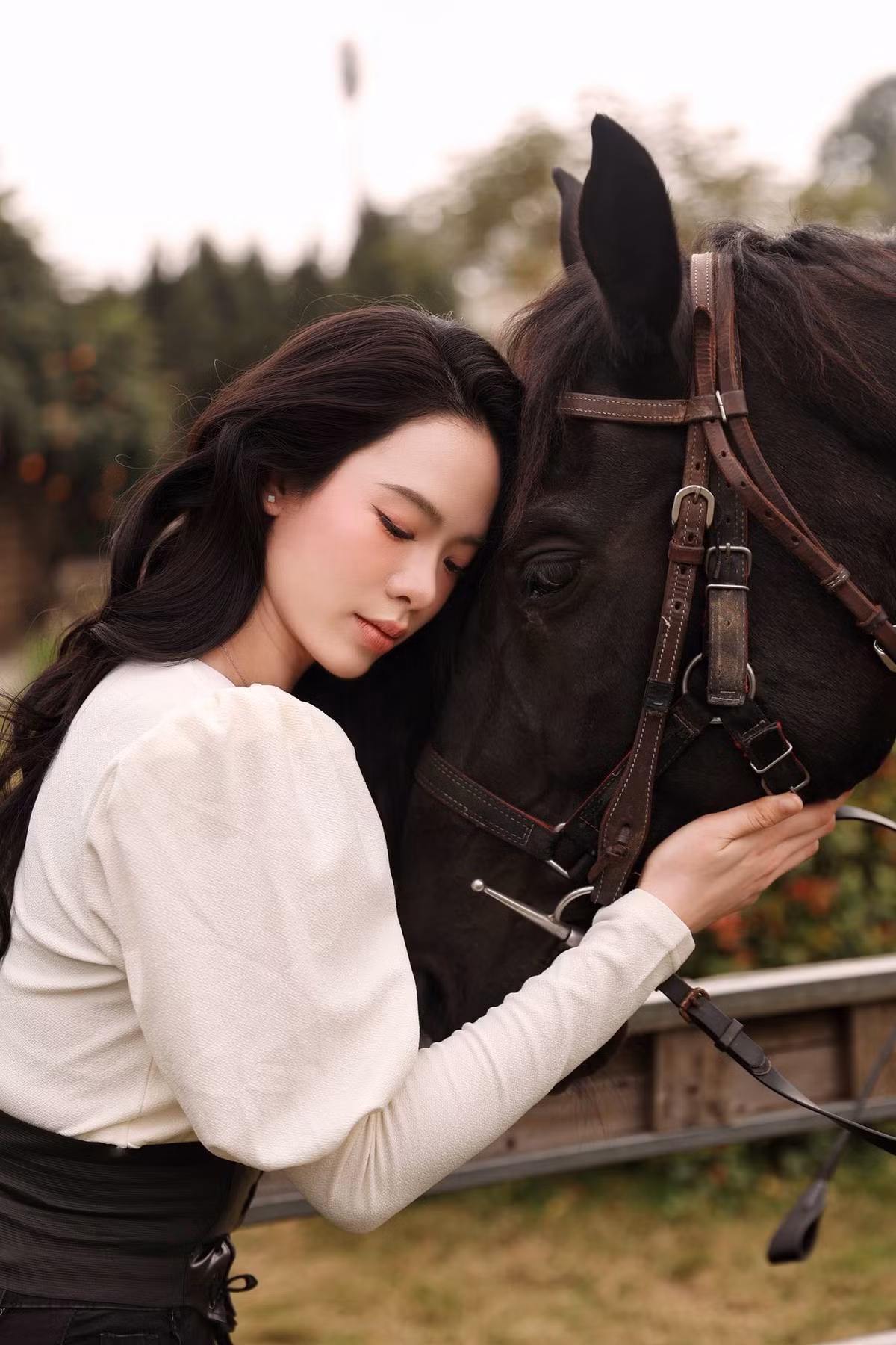 Trước đó, trên mạng xã hội, Thanh Thúy thường xuyên đăng tải những khoảnh khắc thi đấu, tập luyện hoặc hình ảnh đời thường giản dị với quần jeans, áo thun hay đồ thể thao năng động. Vì vậy, màn “lột xác” về phong cách trong bộ ảnh mừng năm mới khiến nhiều người không khỏi bất ngờ và dành lời khen cho sự mới mẻ nhưng vẫn rất tinh tế.