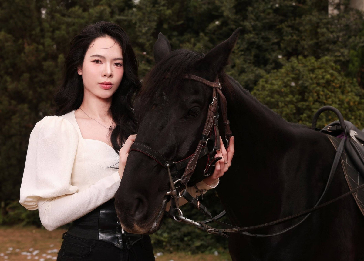 Trong bộ ảnh, Thanh Thúy xuất hiện với diện mạo khác ngày thường. Cô diện đồ chỉn chu, trang phục toát lên vẻ cổ điển, quý phái trong khi tạo dáng chụp ảnh cùng chú ngựa - linh vật của năm nay.