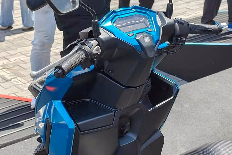 Các tiện ích hỗ trợ người dùng trên Vario 125 2027 cũng ghi nhận những bước nâng cấp đồng bộ. Bảng đồng hồ trung tâm dạng LCD toàn phần hiển thị trực quan các thông số vận hành. Cổng sạc thiết bị di động ở hộc đồ trước được chuyển đổi từ chuẩn USB Type-A sang chuẩn USB Type-C hiện đại.