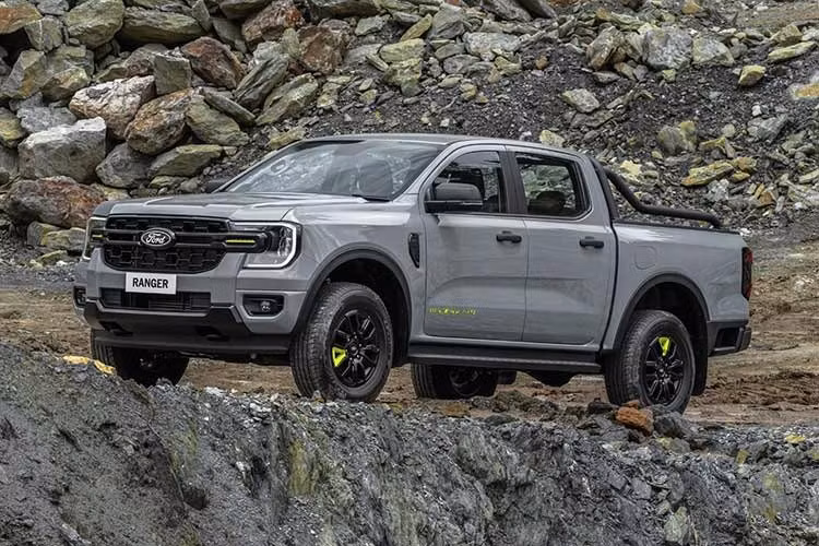 Ford Ranger Wolftrak 2026 mới ra mắt thị trường Thái Lan là mẫu bán tải hướng đến nhóm khách hàng yêu thích phong cách mạnh mẽ, đồng thời vẫn đảm bảo khả năng vận hành đa dụng với tùy chọn dẫn động một cầu hoặc hai cầu.