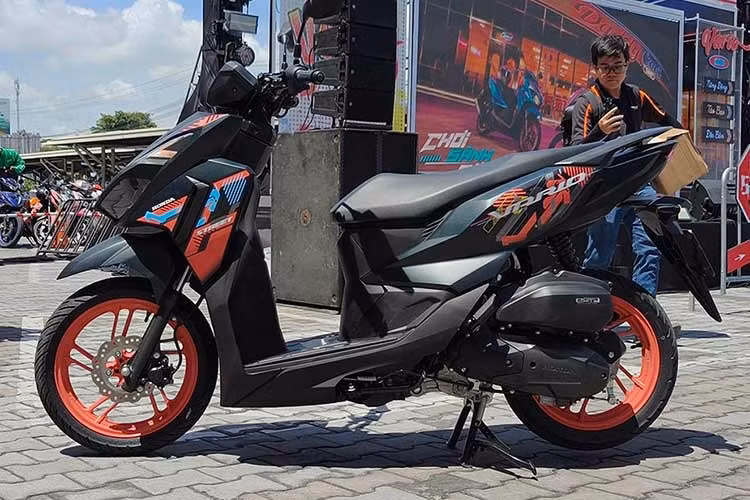 Khác với cấu hình bao bọc dàn áo kín truyền thống, Honda Vario 125 2027 bản Street gây ấn tượng mạnh với thiết kế ghi đông trần lấy cảm hứng từ phong cách đường phố, mang đến tư thế lái phóng khoáng, góc đánh lái linh hoạt và tăng khả năng kết nối giữa người điều khiển với phương tiện.