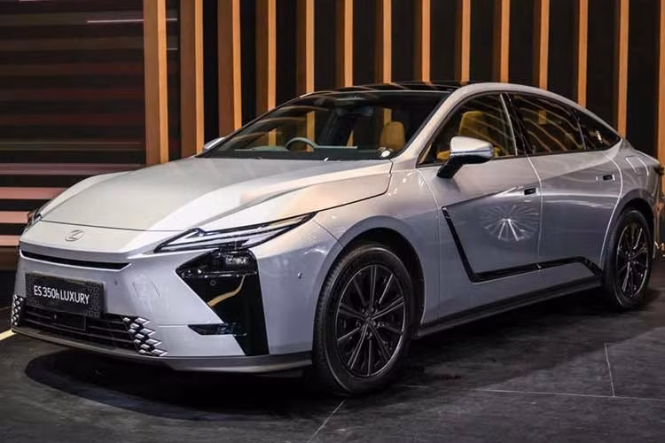 Tại Indonesia, Lexus ES được phân phối với hai phiên bản gồm ES350h Luxury sử dụng hệ truyền động hybrid và ES350e Luxury chạy điện hoàn toàn. Mức giá lần lượt là 1,299 tỷ Rupiah (tương đương 1,9 tỷ đồng) và 1,480 tỷ Rupiah (tương đương 2,1 tỷ đồng).