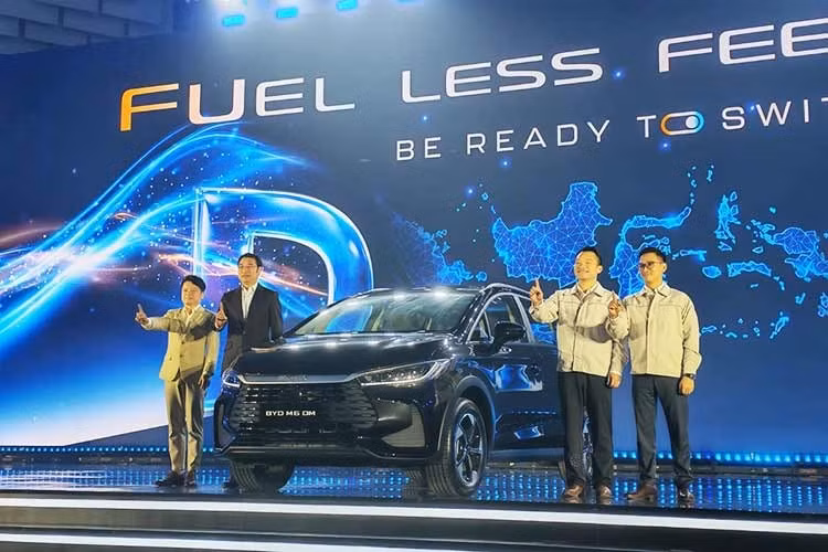 Ra mắt tại Indonesia vào hồi tháng 5/2026, BYD M6 DM đánh dấu bước tiến của hãng xe Trung Quốc vào phân khúc xe sử dụng động cơ đốt trong ở đất nước vạn đảo. Mẫu MPV dùng động cơ hybrid sạc điện (PHEV) này gia nhập đội hình cùng phiên bản thuần điện và hiện đang được trưng bày tại Triển lãm Ô tô Quốc tế Gaikindo Indonesia (GIIAS).