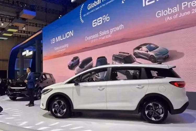 BYD M6 DM phiên bản bản cao cấp nhất Cross Superior với thiết kế mang hơi hướng SUV, có thêm ốp nhựa đen quanh thân xe và hốc bánh, đi kèm giá nóc theo phong cách SUV. Đây cũng là phiên bản duy nhất được trang bị đèn pha LED, dải đèn hậu LED vắt ngang cửa cốp và bộ mâm hợp kim 17 inch kiểu turbine. Trong khi đó, bản Classic chỉ dùng mâm 16 inch màu đen kém nổi bật.