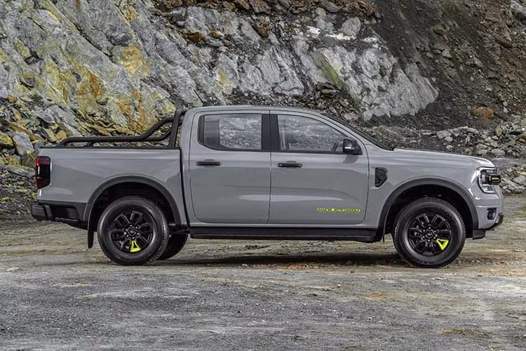 Về thiết kế, bán tải Ford Ranger Wolftrak vẫn giữ kiểu dáng Double Cab 4 cửa quen thuộc nhưng được bổ sung nhiều chi tiết nhận diện riêng. Điểm nhấn nằm ở lưới tản nhiệt thiết kế mới với các chi tiết trang trí màu xanh Lime Green đặc trưng của dòng Wolftrak.