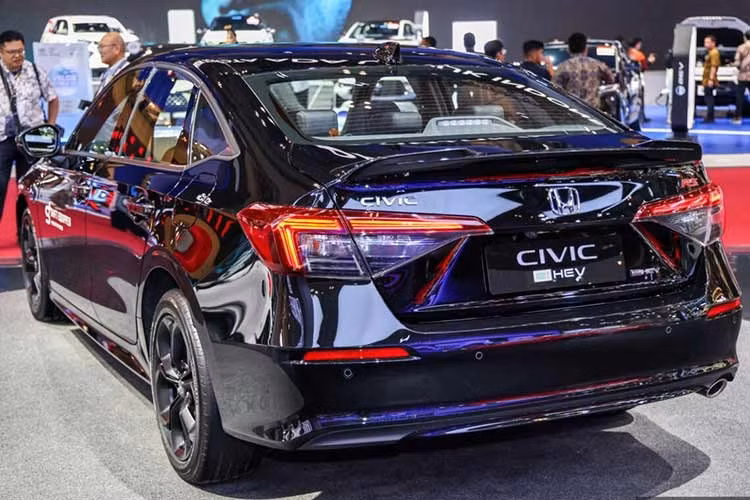 Trên Honda Civic e:HEV 2026 nâng cấp vừa ra mắt tại thị trường Indonesia, phiên bản e:HEV EL tiêu chuẩn gần như giữ nguyên cấu hình, chỉ loại bỏ màu sơn Lunar Silver Metallic và không thay đổi nhiều so với thế hệ đang bán ra trên thị trường.