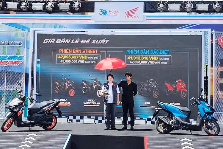 Mức giá xe Honda Vario 125 2027 tại Việt Nam cho 2 phiên bản là Đặc biệt và Street được công bố lần lượt 42,69 triệu và 43,69 triệu đồng (VAT 10%). Nếu tính VAT theo mức 8%, giá của mỗi bản chỉ còn 41.913.818 triệu đồng và 42.895.637 triệu đồng. Xe sẽ được bán ra từ tháng 8 này.