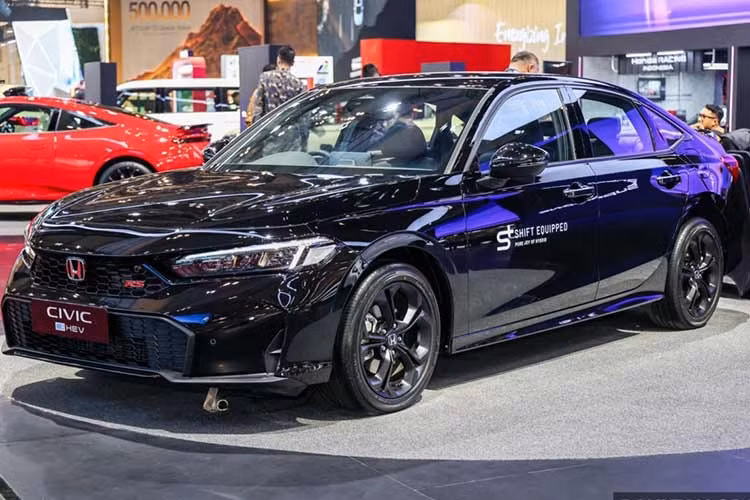 Honda mới đây đã trưng bày phiên bản nâng cấp của Civic e:HEV RS với điểm nhấn là công nghệ S+ Shift mới tại Triển lãm Ô tô Quốc tế Gaikindo (GIIAS) 2026 – tính năng này lần đầu xuất hiện trên mẫu coupe thể thao Honda Prelude thế hệ mới.