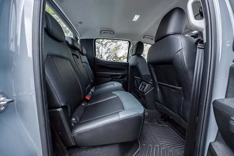 Xe được tích hợp bốn chế độ lái gồm Normal, Eco, Tow/Haul và Slippery, cùng hệ thống treo trước tay đòn kép độc lập và treo sau sử dụng nhíp lá. Cung cấp sức mạnh cho xe là động cơ diesel EcoBlue 2.0L Turbo 4 xi-lanh, sản sinh công suất tối đa 170 mã lực và mô-men xoắn cực đại 405 Nm.
