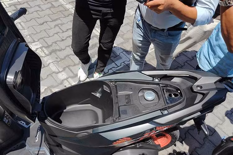Honda Vario 125 2027 thế hệ mới vẫn duy trì dung tích cốp chứa đồ 18 lít dưới yên, hệ thống khóa thông minh Smartkey tích hợp cảnh báo chống trộm, đĩa phanh trước dạng lượn sóng kết hợp hệ thống phanh phối hợp CBS giúp tăng độ an toàn khi giảm tốc.