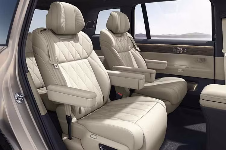 Riêng ghế VIP bên phải hàng ghế thứ hai được trang bị chức năng Era Connect. Ngoài ra, Volkswagen ID. ERA 9X 2026 còn có hệ thống âm thanh vòm 3D 7.1.4 với 27 loa, chống ồn chủ động ANC, điều hòa 3 vùng, lọc bụi mịn PM2.5, tạo ion âm và hệ thống tạo hương với 8 tùy chọn.