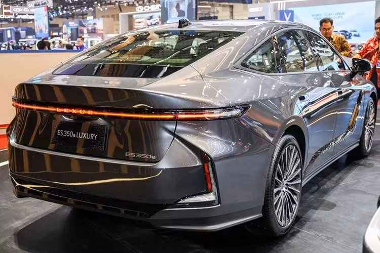 Về thiết kế, Lexus áp dụng ngôn ngữ mới mang tên "Clean Tech × Elegance", với phần đầu xe sắc sảo, thân xe có nhiều đường gân nổi và các mảng khối tạo hình hiện đại. So với thế hệ trước, ngoại hình của ES mới mang phong cách tương lai hơn, đồng thời vẫn giữ được sự sang trọng đặc trưng của thương hiệu Nhật Bản.