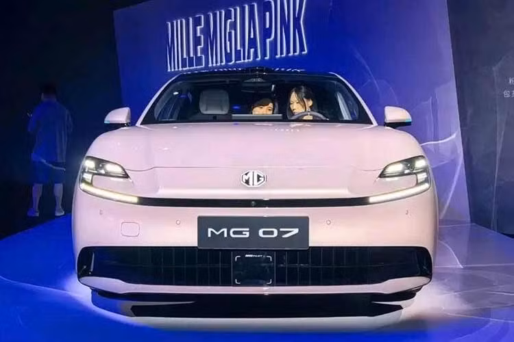 Thêm vào đó MG 07 còn sở hữu cửa không khung, cánh gió đuôi chỉnh điện 5 mức và 2 bộ vành 19 inch với thiết kế khác nhau. Ngăn chứa đồ phía trước có dung tích 168 lít trong khi khoang hành lý phía sau đạt 697 lít.