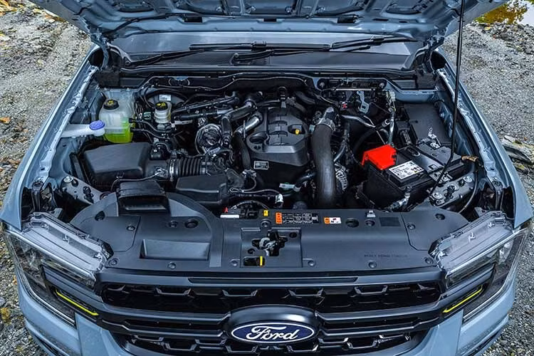 Động cơ kết hợp hộp số tự động 10 cấp, đi kèm tùy chọn dẫn động cầu sau hoặc hệ dẫn động bốn bánh bán thời gian (Part-time 4WD). Riêng phiên bản 4WD được trang bị thêm khóa vi sai cầu sau điều khiển điện tử nhằm tăng khả năng vượt địa hình.