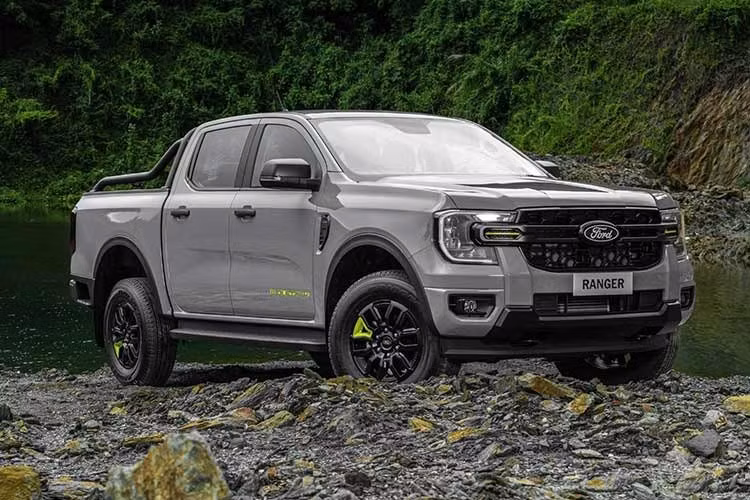 Tại thị trường Thái Lan, Ford Ranger Wolftrak 2026 được phân phối với hai phiên bản gồm 2.0 Turbo 10AT 2WD có giá 949.000 Baht (tương đương 750 triệu đồng) và 2.0 Turbo 10AT 4WD giá 1.089.000 Baht (tương đương 860 triệu đồng).