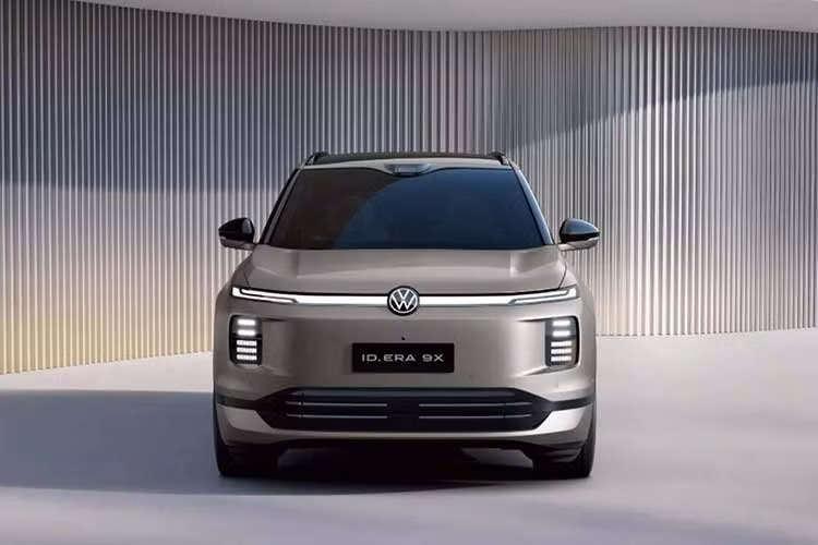 Theo một số tư vấn bán hàng của Volkswagen Việt Nam cho biết, Volkswagen ID. Era 9X có thời gian giao xe dự kiến vào tháng 9 hoặc tháng 10/2026. Nhiều khả năng có 3 phiên bản mở bán, giá tạm tính dao động từ gần 3 - 4 tỷ đồng. Nhập nguyên chiếc từ Trung Quốc.