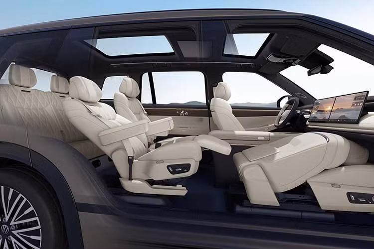 Về vận hành, ID. ERA 9X sử dụng hệ dẫn động AWD với hai mô-tơ điện, tổng công suất tối đa 380 kW (510 mã lực) và mô-men xoắn 660 Nm. Cụm pin 65,2 kWh sử dụng kiến trúc điện 800V, hỗ trợ sạc nhanh DC từ 10% lên 80% trong khoảng 16,5 phút.