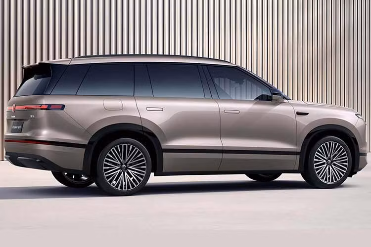 Nhờ công nghệ EREV, xe có thể đạt phạm vi di chuyển tối đa lên tới 1.651 km theo chu trình CLTC khi kết hợp pin đầy và nhiên liệu đầy bình. Volkswagen cho rằng, giải pháp này giúp xe đáp ứng nhu cầu di chuyển hằng ngày bằng điện, đồng thời hạn chế phụ thuộc vào hạ tầng trạm sạc trong các hành trình dài.