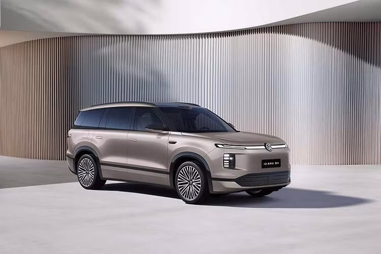 Volkswagen Việt Nam đã chính thức công bố bắt đầu nhận đặt cọc mẫu SUV cỡ lớn ID. ERA 9X mới. Đây là mẫu xe được Volkswagen định vị là sản phẩm flagship, ứng dụng công nghệ EREV (Extended Range Electric Vehicle) nhằm kết hợp khả năng vận hành bằng mô-tơ điện với bộ phát điện sử dụng động cơ đốt trong.