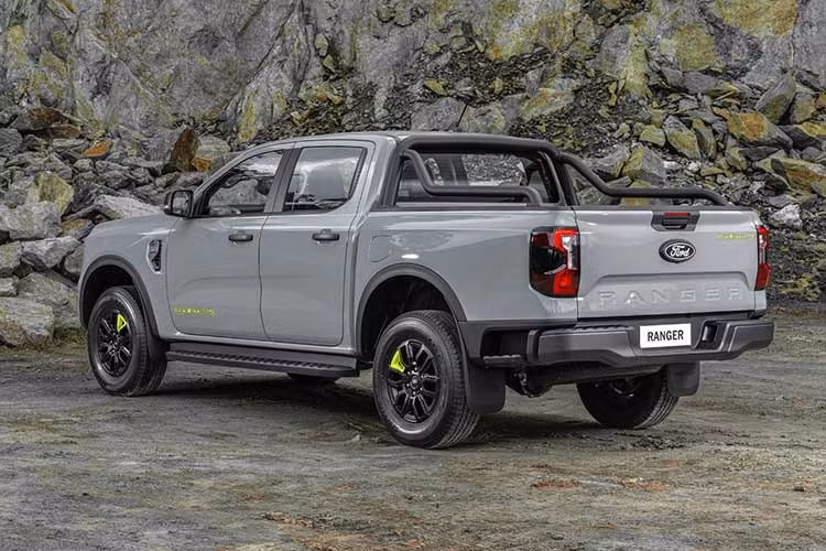 Xe cũng được trang bị cụm đèn pha LED C-Clamp, đèn hậu LED, bộ mâm hợp kim 17 inch sơn tối màu đi kèm lốp 255/70 R17, ốp cua lốp màu đen, thanh thể thao phía sau cabin, bệ bước hai bên cùng lớp lót thùng hàng tiêu chuẩn.