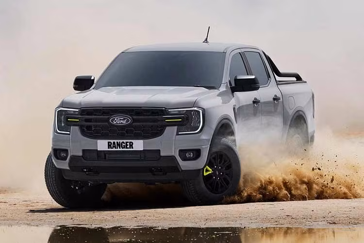Ford Ranger Wolftrak có kích thước tổng thể dài 5.370 mm, rộng 1.918 mm, cao 1.884 mm và chiều dài cơ sở 3.270 mm. Khoảng sáng gầm đạt 229 mm, trong khi khả năng lội nước lên tới 800 mm, đáp ứng tốt nhu cầu vận hành trên nhiều dạng địa hình.