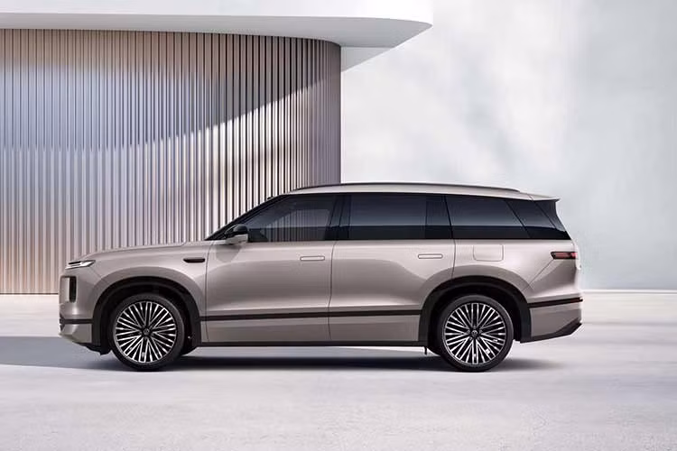 Theo thông tin từ Volkswagen, SUV ID. ERA 9X là mẫu xe EREV đầu tiên của thương hiệu này, đồng thời được giới thiệu tại Việt Nam trong nhóm những mẫu xe ứng dụng công nghệ mở rộng phạm vi hoạt động sớm trên thị trường.