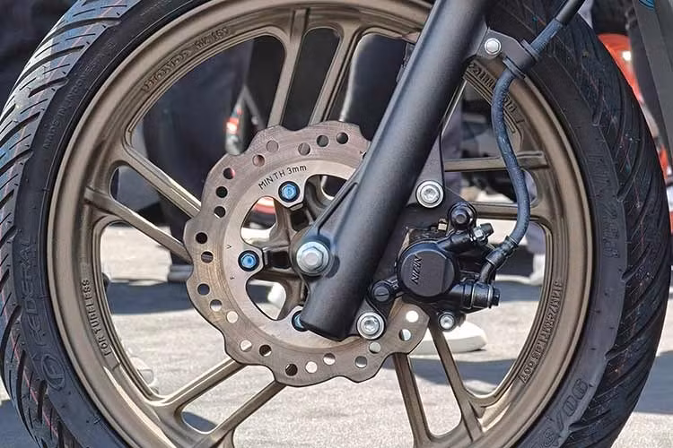 Tuy nhiên so với bản Indonesia, Honda Vario 125 Street 2027 mới tại Việt Nam đã không còn phanh ABS bánh trước. Cả 2 phiên bản Vario 125 mới tại Việt Nam đều chỉ được trang bị hệ thống phanh CBS với phanh đĩa bánh trước và phanh đùm phía sau.