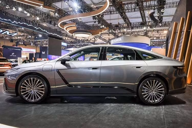 Lexus ES thế hệ mới được phát triển trên phiên bản nâng cấp của nền tảng TNGA-K và có kích thước lớn hơn đáng kể so với thế hệ tiền nhiệm. Xe sở hữu chiều dài 5.140 mm, rộng 1.920 mm và chiều dài cơ sở 2.950 mm, đưa mẫu sedan này tiến gần hơn đến phân khúc của người anh lớn Lexus LS.