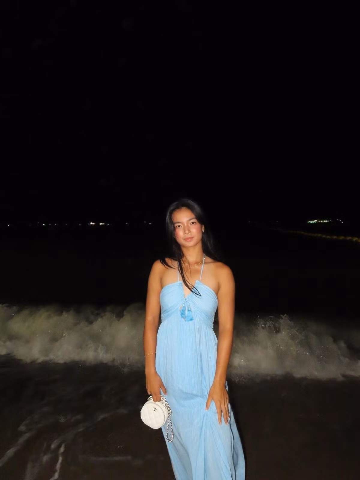 Ngoài sân đấu, Eala vẫn giữ nét hồn nhiên của một cô gái 20 tuổi, thích xem sitcom như Friends, Modern Family và đam mê mua sắm.