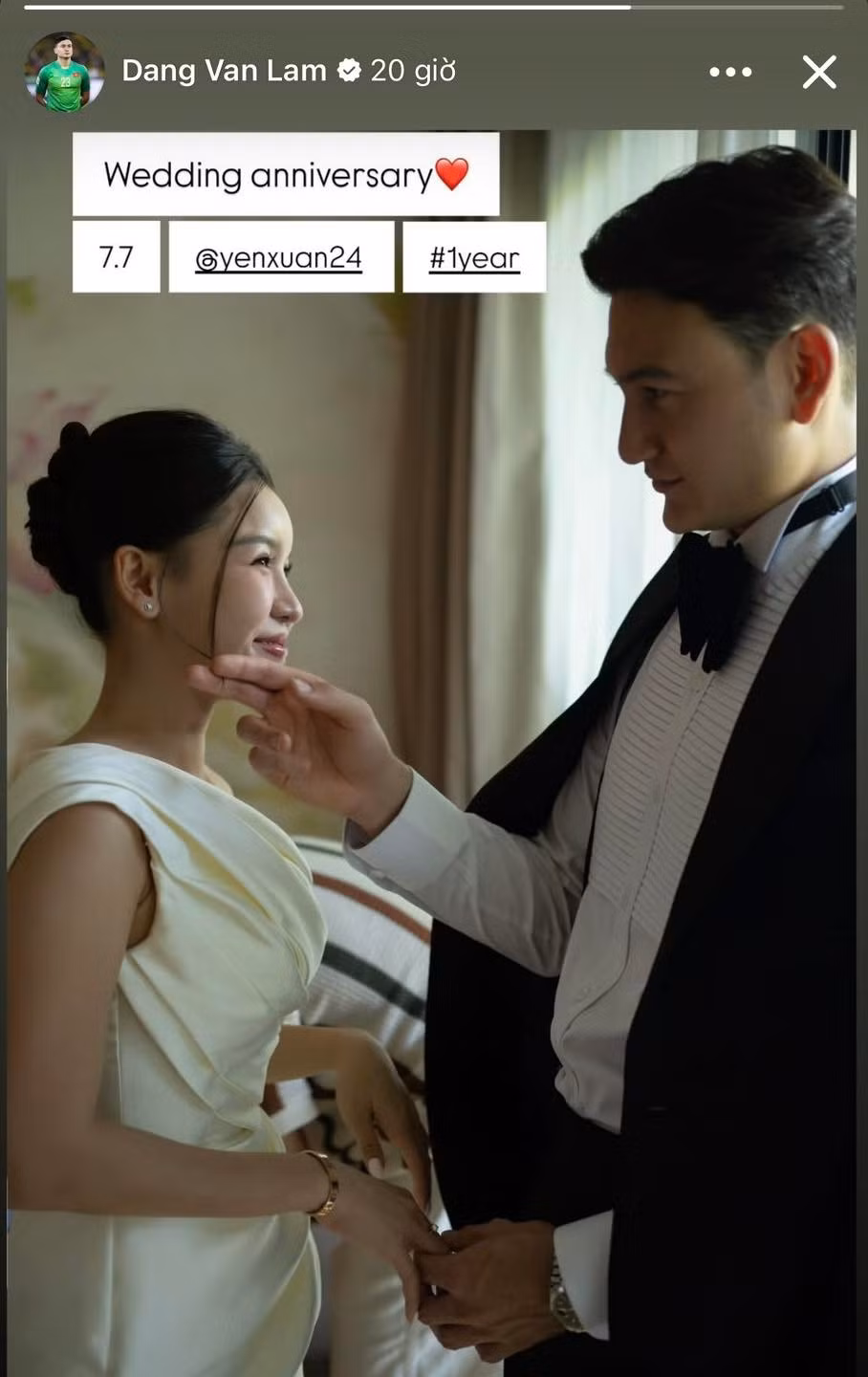 Mới đây, thủ môn Đặng Văn Lâm và vợ là Yến Xuân cùng chia sẻ lại những khoảnh khắc ngọt ngào trong hôn lễ vào năm ngoái, đánh dấu kỷ niệm tròn một năm chính thức về chung nhà.