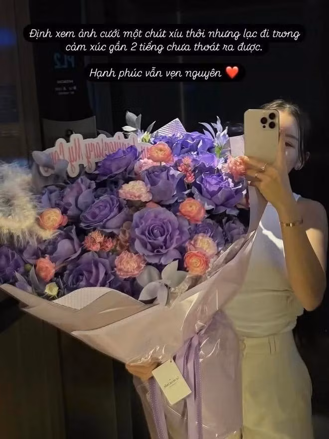 Nàng WAG nói rằng "không cần mọi thứ đẹp như mơ, chỉ cần mỗi ngày trôi qua được sống cuộc đời chân thật nhất", cùng với hình ảnh vợ chồng trao nụ hôn trong lễ cưới bên bờ biển.