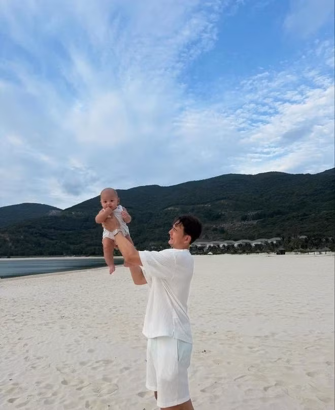 Tháng 7/2024, đám cưới riêng tư của cặp đôi được tổ chức tại bãi biển ở Nha Trang, với sự góp mặt của gia đình cùng số ít bạn bè.