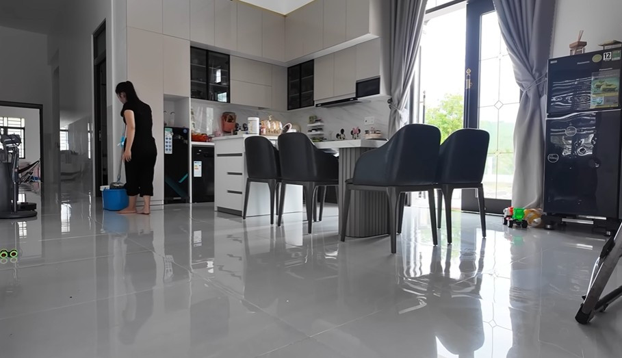 Theo thông tin từ kênh của Mai, vợ chồng Sang Vlog bắt đầu xây nhà từ tháng 2/2025, gồm 2 căn nhà ở cạnh nhau. Một nhà là để ở, đã hoàn thiện vào tháng 9/2025.