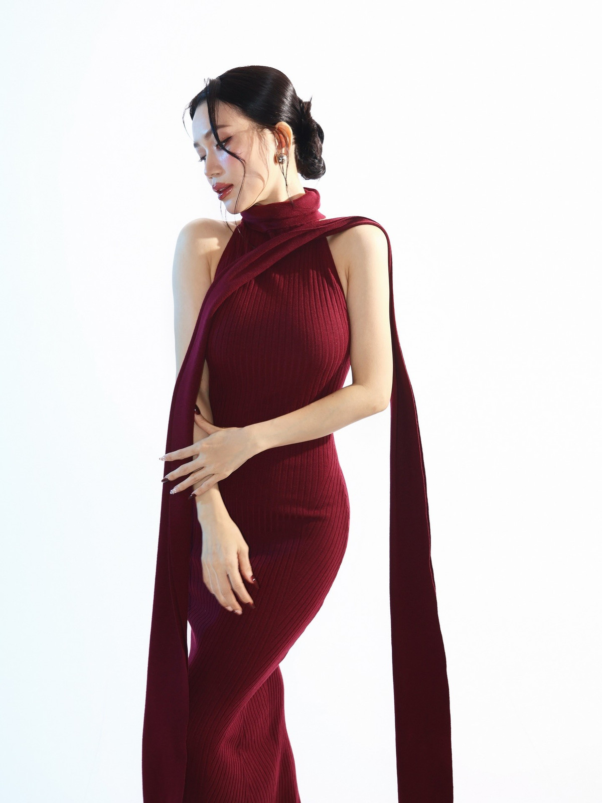 Bên cạnh những ý kiến trầm trồ, không ít khán giả cho rằng hình ảnh gợi cảm này rất phù hợp với tinh thần du lịch biển và phong cách cá nhân mà Sĩ Thanh xây dựng. Thay vì phô trương, bộ ảnh mang đến cảm giác khỏe khoắn, tràn đầy năng lượng, đúng với tinh thần tận hưởng cuộc sống.