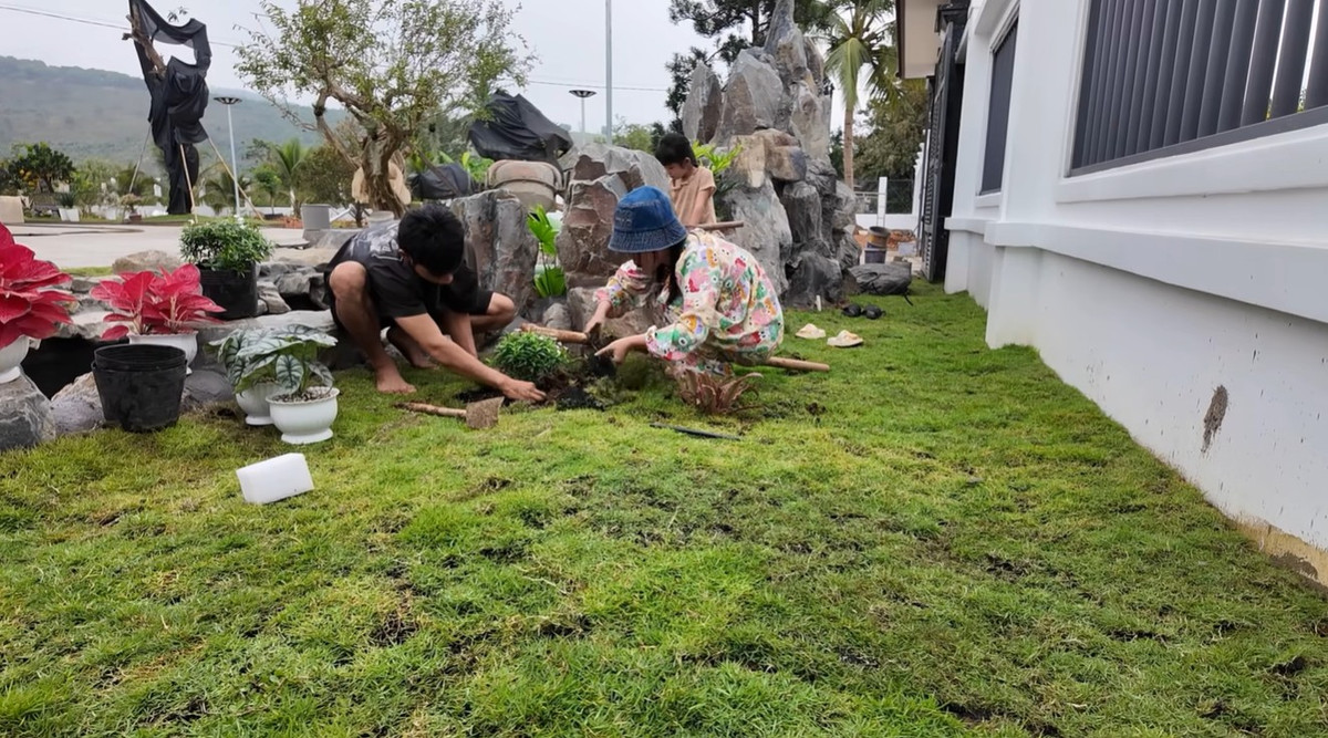 Ở tầng 1 là phòng ngủ để dành cho mẹ Sang Vlog nếu bà muốn sang ngủ. Tầng 2 được sử dụng làm bếp nấu và ăn uống. Từ căn bếp này có thể nhìn ra view là chiếc ao cũng của gia đình Sang Vlog.