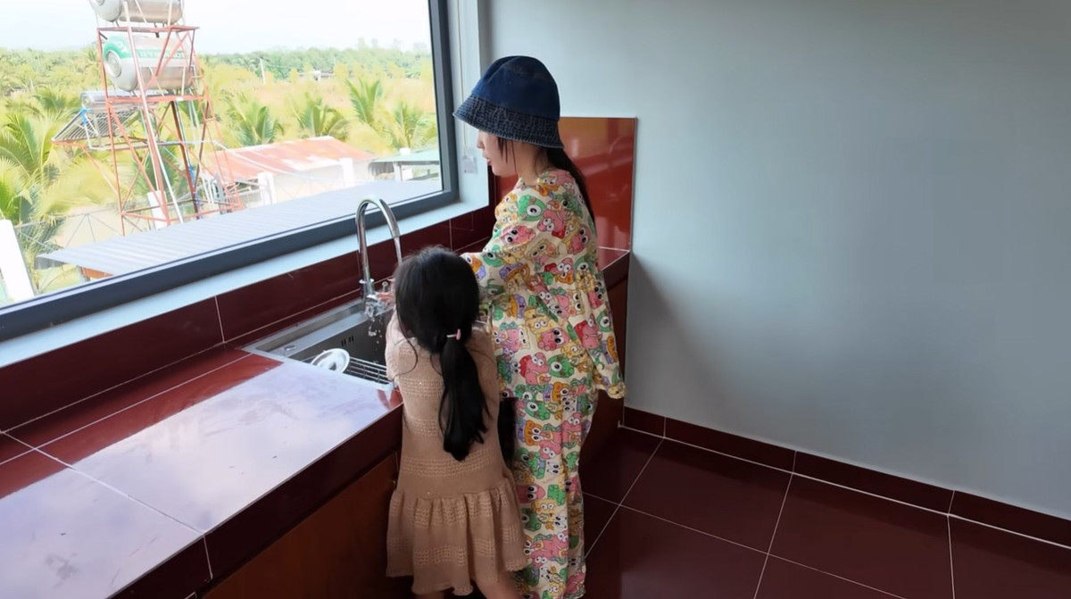 Ngọc Mai cho biết nhà mới này để nấu nướng và quay video, có 1 tầng trệt và 1 lầu, vừa hoàn thiện xong. Xung quanh nhà vẫn còn một số khu vực cần chăm sóc, sửa soạn lại như vườn hoa và cây cảnh.